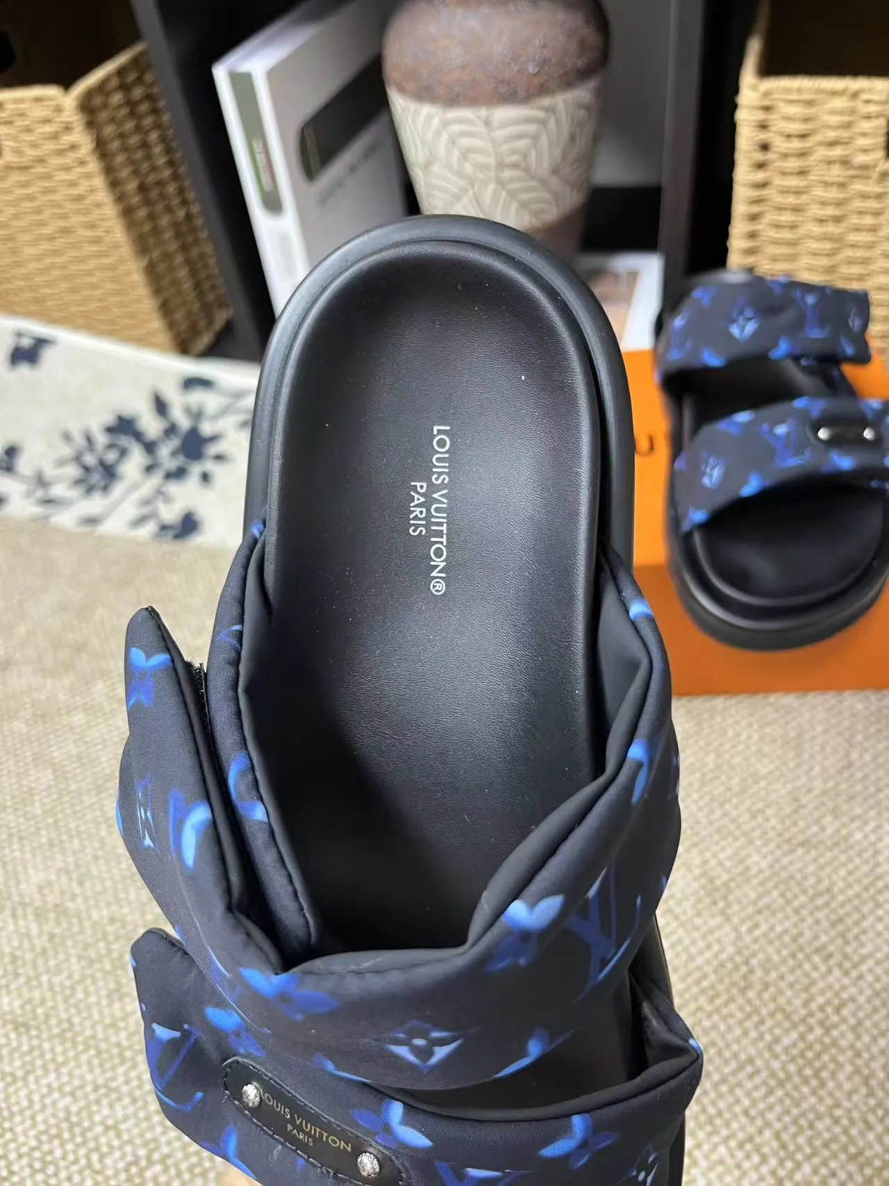 P340 yuan LV Louis Vuitton Full of high-end feel! A popular model among bloggers at home and abroad, it’s retro and fashionable, and looks stunning on your feet! Mainly recommended model on the official website★ ━━━━━ ЅᏇєєt ━━━━━ ▪️Upper: original calfskin ➕5D printing process ▪️Inner: imported mixed sheepskin ▪️Outsole: original molded foam outsole ▪️Size: Female 35-40 Men's 39-44 (women's 41 men's 45)